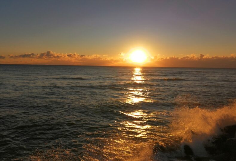 外房・いすみ市岩船海岸の太平洋に昇る初日の出