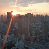 コロナ禍の東京のビル群に沈む夕日