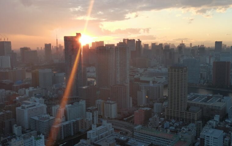 コロナ禍の東京のビル群に沈む夕日