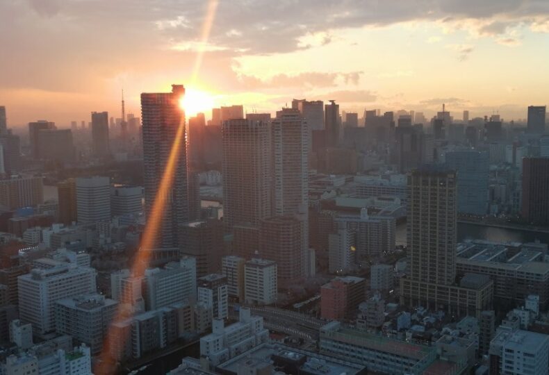 コロナ禍の東京のビル群に沈む夕日