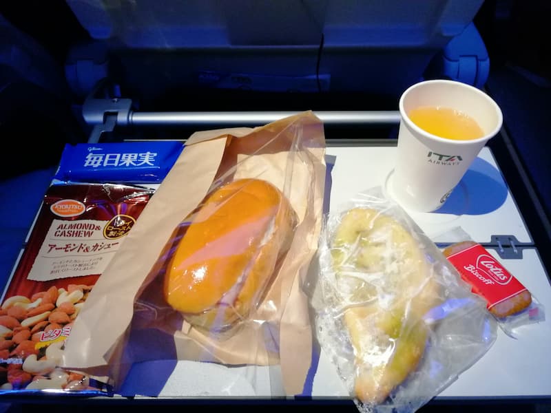 ITA航空の質素な機内食