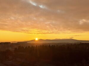 レピニ山脈の日の出（ローマの自宅ベランダより撮影）